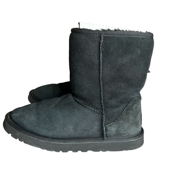UGG black sheepskin  classic short II boot US 8 - Picture 1 of 16